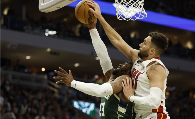 El Heat eliminó a los Bucks 4-1 en la prórroga y jugó ocho negros